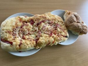 クロワッサンとピザパン