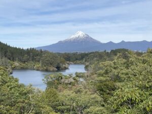 マウント・タラナキと湖が見れるlook out