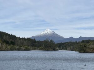 マウント・タラナキと湖が見れるlook out