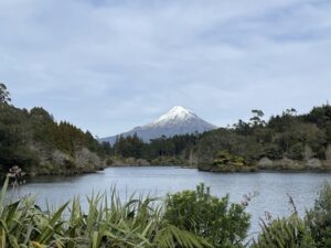 マウント・タラナキと湖が見れるlook out