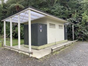 マウント・タラナキと湖が見れるlook out